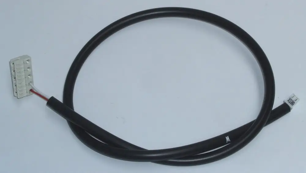 Daikin Kommunikationskabel mit einem weißen Stecker an einem Ende und einem schwarzen, flexiblen Kabel. Das andere Ende hat einen abgedichteten Anschluss.